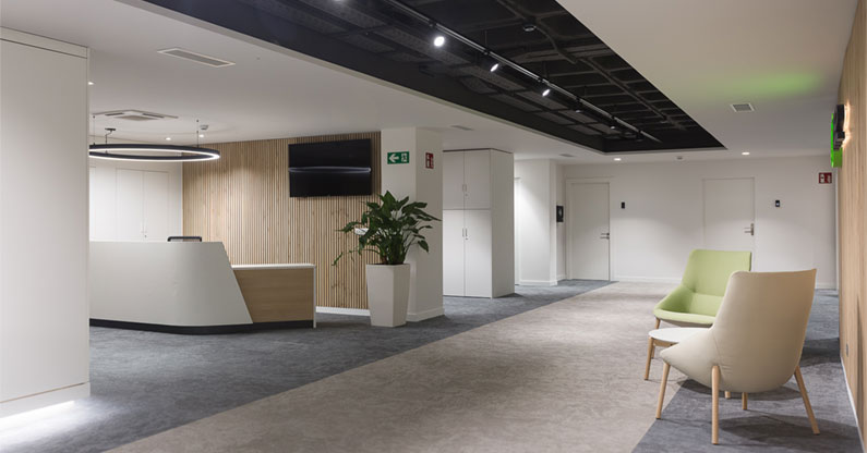 Area de recepción y atención al cliente de una multinacional diseñada por Icaza Interiorismo Bilbao